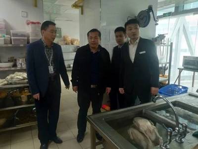 秀英區曾武副區長帶隊檢查兩會及年貨食品安全，重點關注散裝及預包裝食品銷售