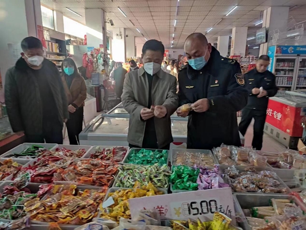 大通區四大班子領導帶隊開展節日慰問暨“三品一特”及散裝、預包裝食品安全檢查
